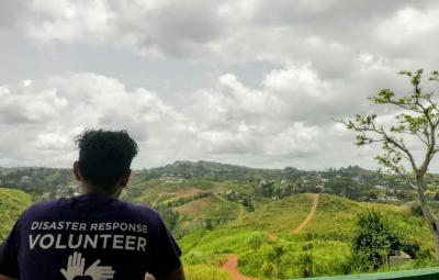 Un voluntario disfrutando de la vista puertorriqueña